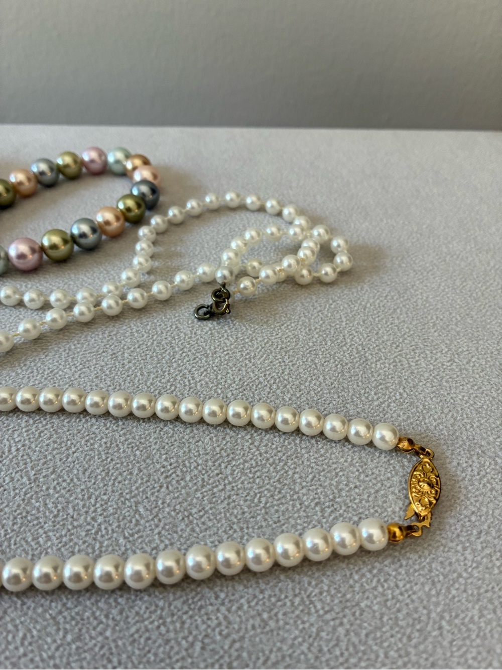 Vintage Faux Pearl Jewelry Lot, Earrings x 2, Bracelet x 2, Necklace x 2 - Picture 11 of 14